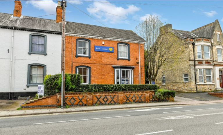 Solicitors let Loughborough office building
